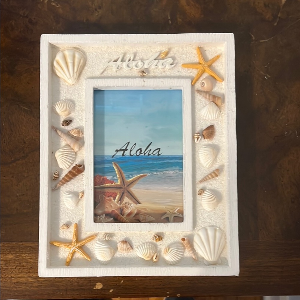 NWOT Aloha Seashell Picture Frame - White and Gold